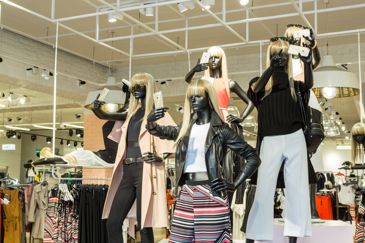The ‘selfie’ taking mannequins